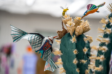 colibri, buho y gato en papel colorido sobre cactus © ClicksdeMexico