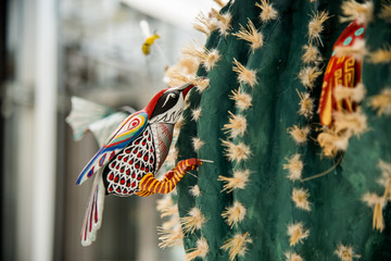 colibri, buho y gato coloridos artesanales de papel sobre cactus © ClicksdeMexico