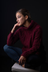 Retrato de joven en estudio con fondo oscuro