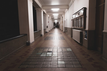 Obraz premium Długi, ciemny korytarz