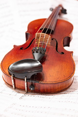 Fototapeta na wymiar Alte Geige liegt auf Notenblättern