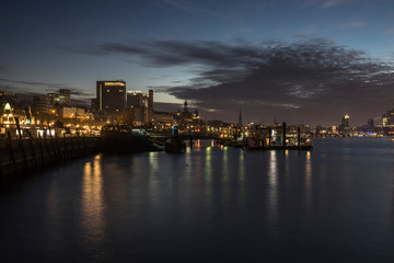 Obraz premium Riversind in downtown of Hamburg at dusk.