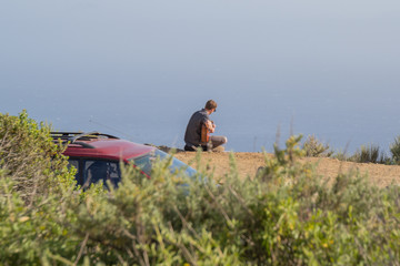 Gitarrenspieler am Meer 