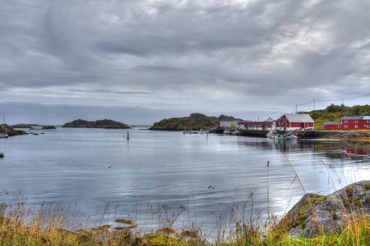 Norwegen, Leknes, Ballstad, Lofoten, Nordland, K&uuml;ste, Fjord, Flut, Ebbe, Bucht, Felsk&uuml;ste, Berg, Gipfel, Seetang, Tang, Steilk&uuml;ste, Brandung, Henningsv&aelig;rstraumen