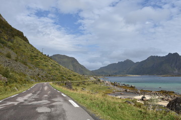 Norwegen, Leknes, Ballstad, Lofoten, Nordland, Küste, Fjord, Flut, Ebbe, Bucht, Felsküste, Berg, Gipfel, Seetang, Tang, Steilküste, Brandung, Henningsværstraumen