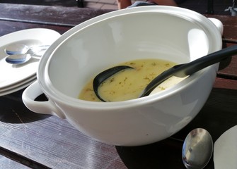 Pilzsuppe in Suppenterrine