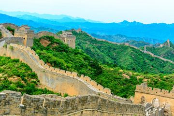 Fototapeta na wymiar A View of The Great Wall of China as it Bends its way through the Jinshanling Mountains