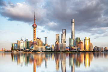 Obraz premium ShangHai,China.Cloudy sunsets, panoramic views of city buildings, reflections on water
