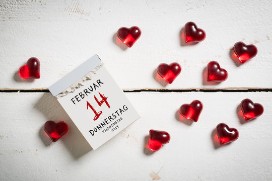 Abreißkalender mit Valentinstag 2019 auf weißem Holzhintergrund 
