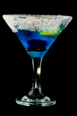 Blue kamikaze cocktail with vodka, lime juice, blue curacao, sugar and lime wedge