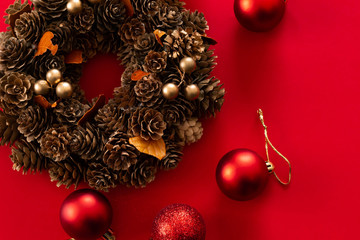 赤い背景のクリスマスの飾り