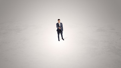Obraz premium Young businessman standing alone in the middle of an empty space 