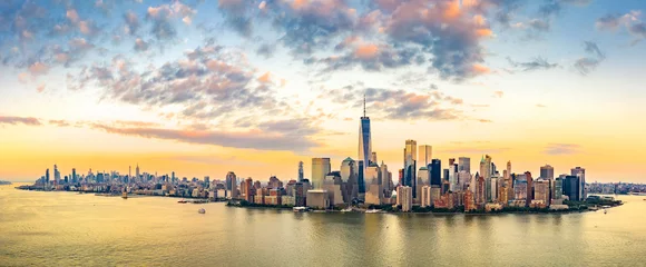 Foto auf Glas Luftpanorama der Skyline von New York City bei Sonnenuntergang mit Midtown und Downtown Manhattan © mandritoiu