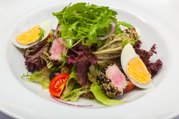 Salad with tuna and egg