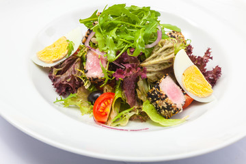 Salad with tuna and egg