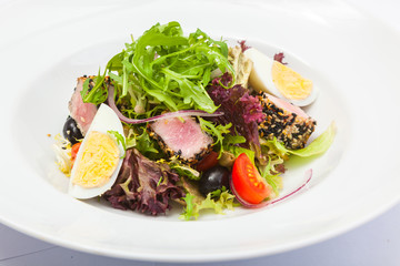 Salad with tuna and egg