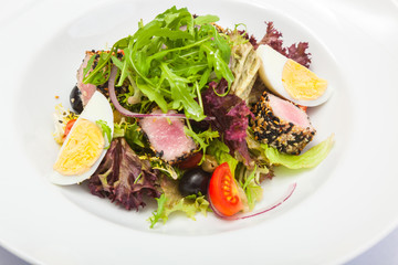 Salad with tuna and egg