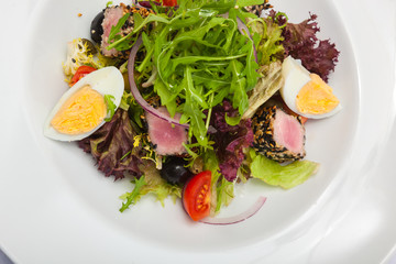 Salad with tuna and egg