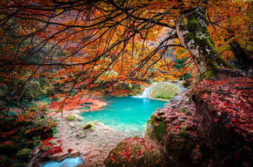 lago y cascada del nacedero del rio urederra en navarra