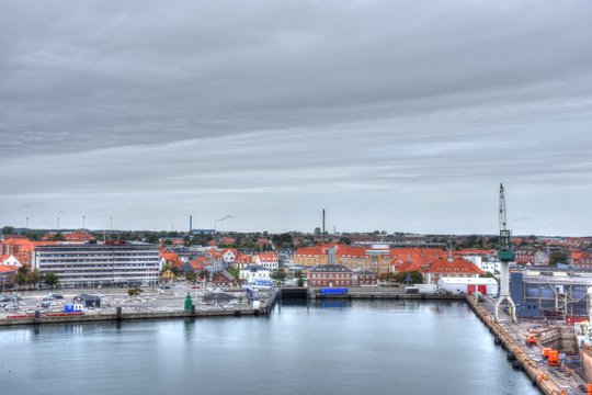 D&auml;nemark, Frederikshavn, Hafen, F&auml;hrhafen, Bug, Schiff, F&auml;hre, Dock, Bohrturm, Turm, Kran, Trockendock, Wolken, bedeckt, bew&ouml;lkt, Regen, regnen, Bucht, Turm, Kirche, Stadt,