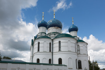 Fototapeta na wymiar domes of Epiphany Monastery in Uglich, Russia