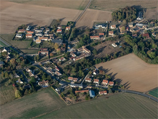 vue aérienne du village de Faverolles dans les Yvelines en France