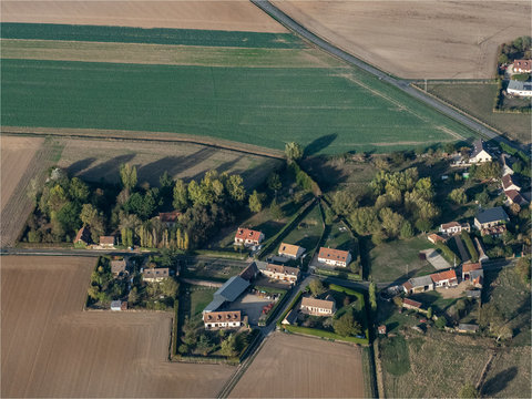 vue aérienne du village de Faverolles dans les Yvelines en France