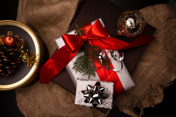 Eleganckie świąteczne prezenty. Świąteczny prezent pięknie zapakowane w dekoracyjne papiery i kokardy. - obrazy, fototapety, plakaty