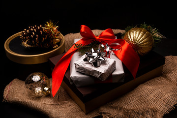 Prezenty pod choinkę. Świąteczny prezent pięknie zapakowane w dekoracyjne papiery i kokardy. - obrazy, fototapety, plakaty