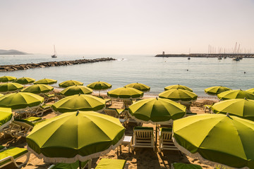 Plage et parasol sur la côte d'Azur en méditerranée sud de France © Blogtrip