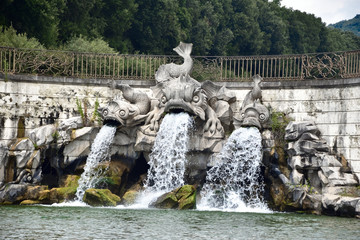Fontanna Trzech Delfinów w parku Reggia di Caserta - obrazy, fototapety, plakaty