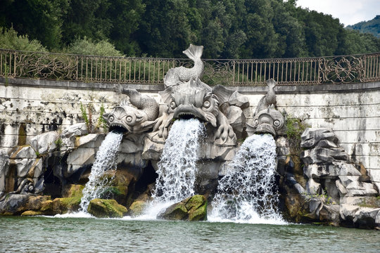 Fontanna Trzech Delfinów w parku Reggia di Caserta