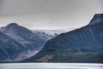 Gletscher, Svartisen, Svartisengletscher, Saltfjellet, Nationalpark, Fjord, Holandsfjorden, Nordfjorden, Schnee, Eis, Eisschicht, kalt, mächtig, Zunge, Gletscherzunge, Fv17, © TRFilm