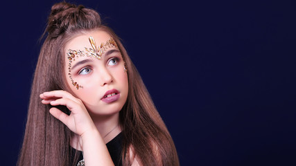 Fototapeta premium Портрет красивой девушки с креативным макияжем