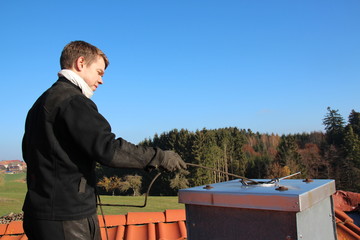 Schornsteinfeger bei der Arbeit