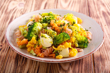 Thyme pasta with broccoli and mozzarella