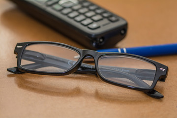 Brille auf Schreibtisch