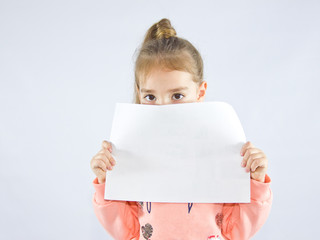 ребенок с листом бумаги