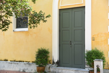 Fototapeta na wymiar Vintage door in an old building.