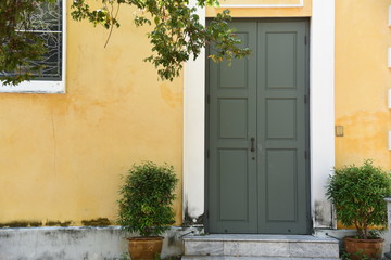 Fototapeta na wymiar Vintage door in an old building.
