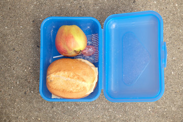 Brötchen und Apfel für die Pause