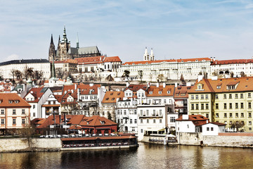 Fototapeta premium Stare Miasto w Pradze i kościół Świętego Wita w Pradze nad Wełtawą Praga, gotycki zamek nad Wełtawą