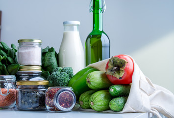 zero waste shopping kit with cotton bags and glass jars