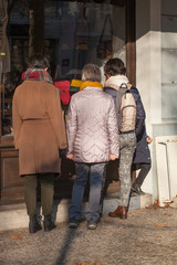 Trois femmes devant la vitrine d'un magasin