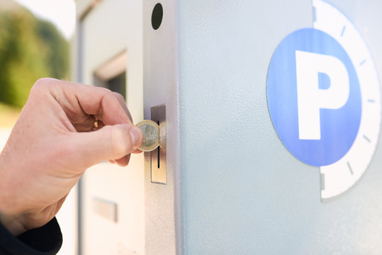 Parkscheinautomat mit Hand beim Geld, M&uuml;nzen einwerfen