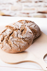 Rustikales Bauernbrot auf Holzbrett