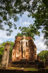 Obraz premium Big antique standing or walking buddha in world heritage Kamphaeng Phet historical park, Thailand. Wat Phra Si Ariyabot temple.