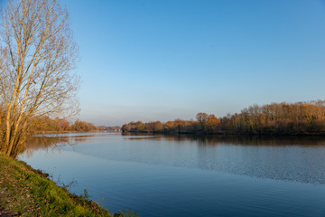 Paysage de Lorraine sur le fleuve de la Moselle sous un ciel bleu