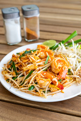 pad thai (stir-fried rice noodles with shrimps)
