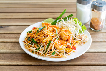 pad thai (stir-fried rice noodles with shrimps)